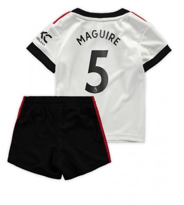 Manchester United Harry Maguire #5 babykläder Bortatröja barn 2022-23 Korta ärmar (+ Korta byxor)